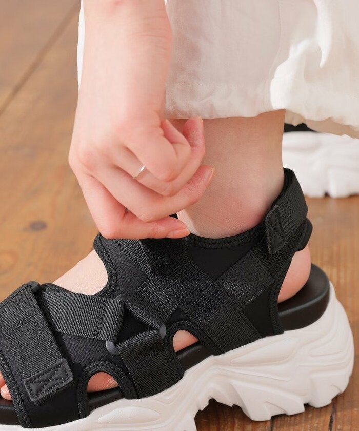 アッパー部分に配置された3箇所のテープベルト