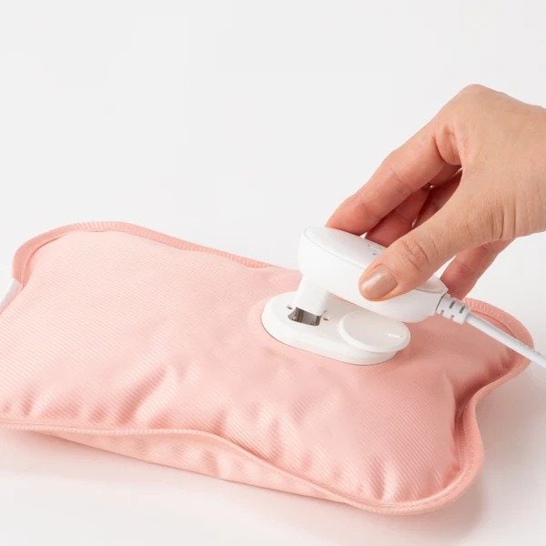 本体に蓄熱プラグを差し込み、コンセントに繋ぐだけ