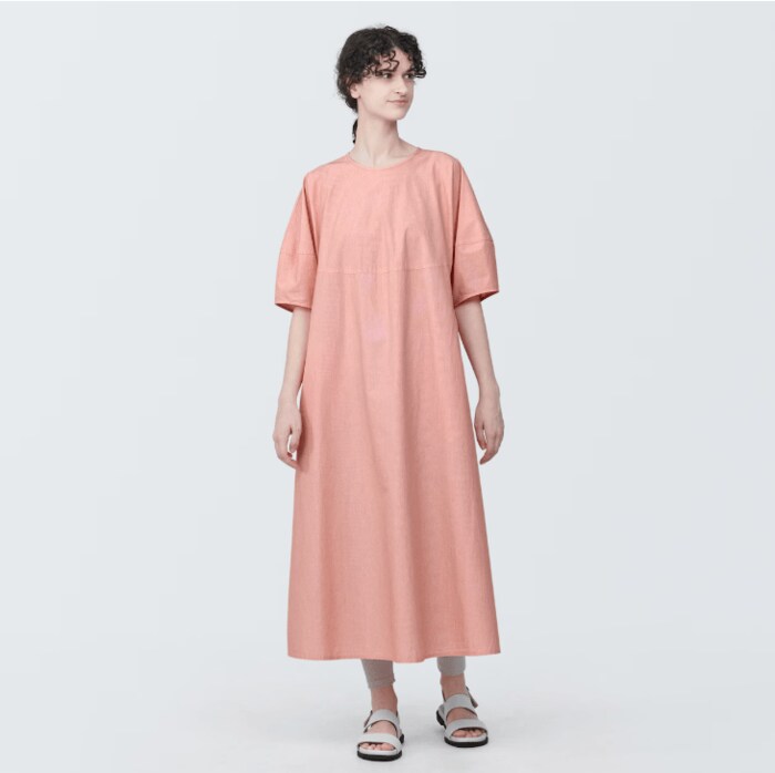 ドルマンスリーブと胸の切り替えがポイントのプルオーバーワンピース