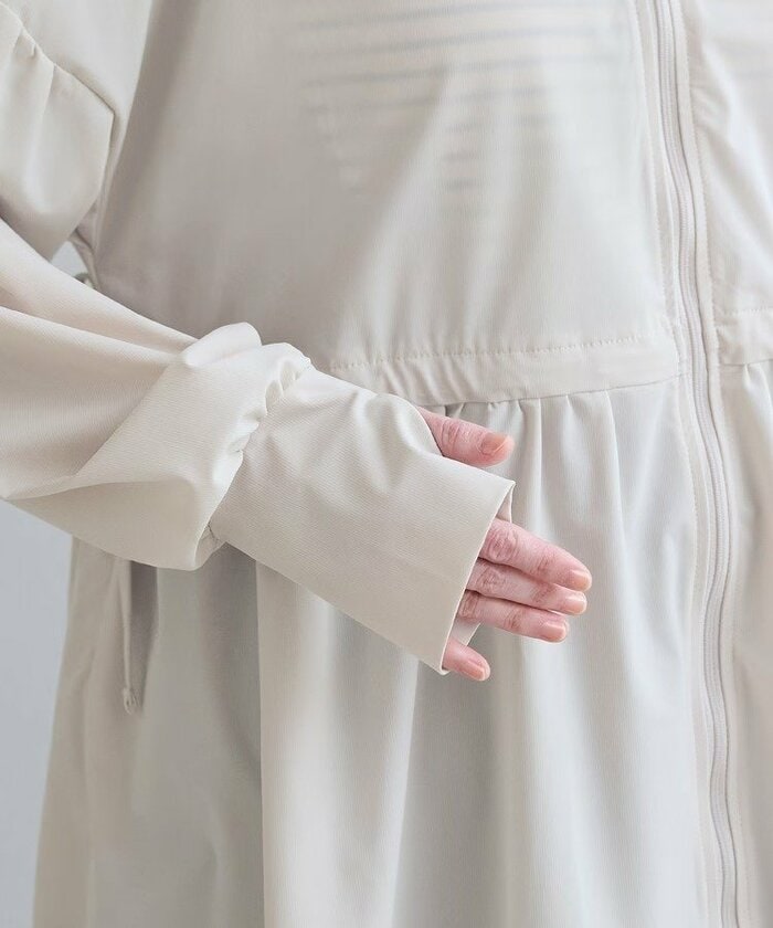 袖口には親指を通せるサムホールが付いています