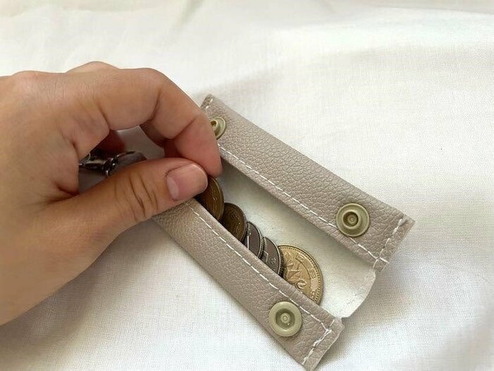 コインは手前のポケットに挟むように入れます