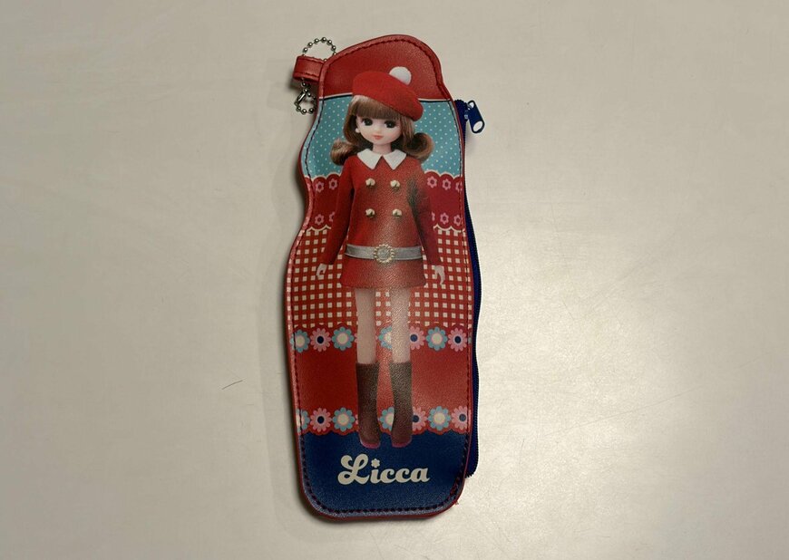 筆者撮影（キャンドゥ、ダイカットペンケース リカちゃん レトロポップ）