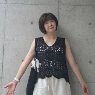 【60歳還暦マダム】フェリシモの“ノースリーブベスト×ハーフパンツ”が軽やか！　上品で大人可愛い「モノトーンコーデ」が素敵