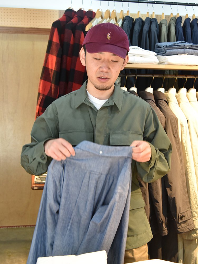 タックイン、タックアウト両方に対応する着丈で、襟もやや小ぶり。上にセントジェームスやニット類を重ね着した時も収まりがいいのがSEROの特徴だそう