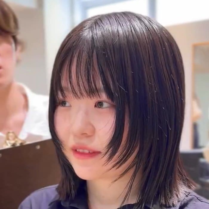 パーマに苦手意識がある女性のビフォーアフター。ストレートからの印象チェンジで「にっこり笑顔」！