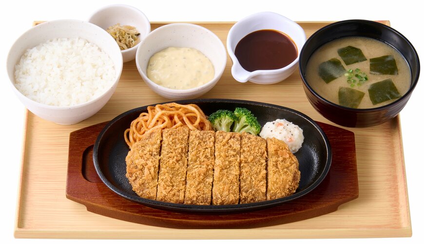 出所：株式会社プレナス「「やよい軒」世界共通フェアTEPPAN FAIR(鉄板フェア) 第3弾！デミグラスソースが決め手の洋食屋さんメニュー『ビフカツ定食』『タルタルビフカツ定食』『ビフカツとエビフライの定食』」