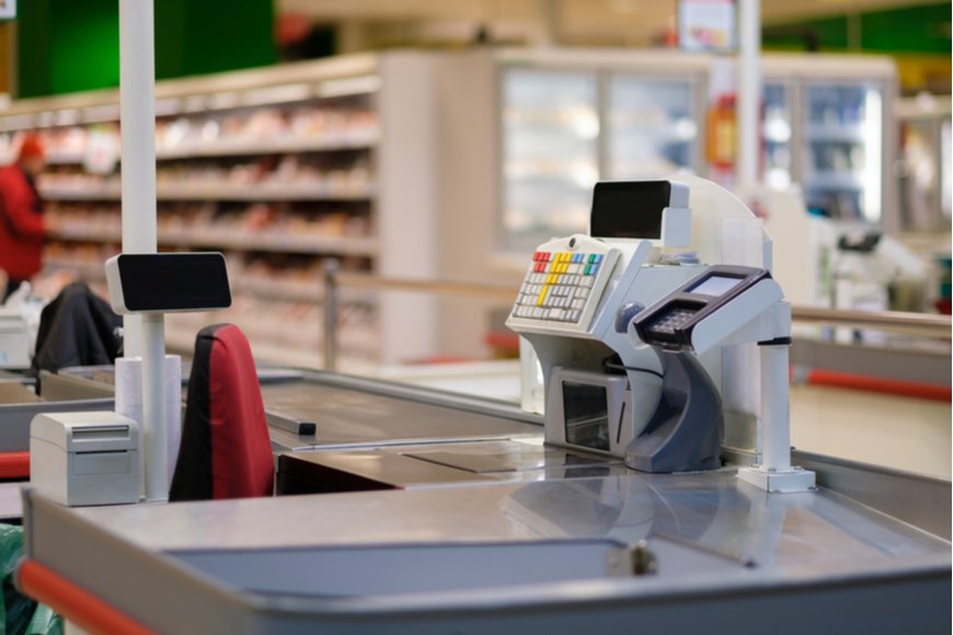 女性のスーパー店チェッカーの給料はどのくらいか