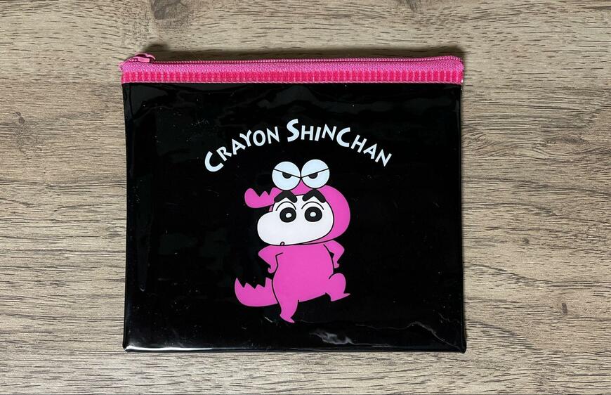 ダイソー、クレヨンしんちゃんミニフラットポーチの画像