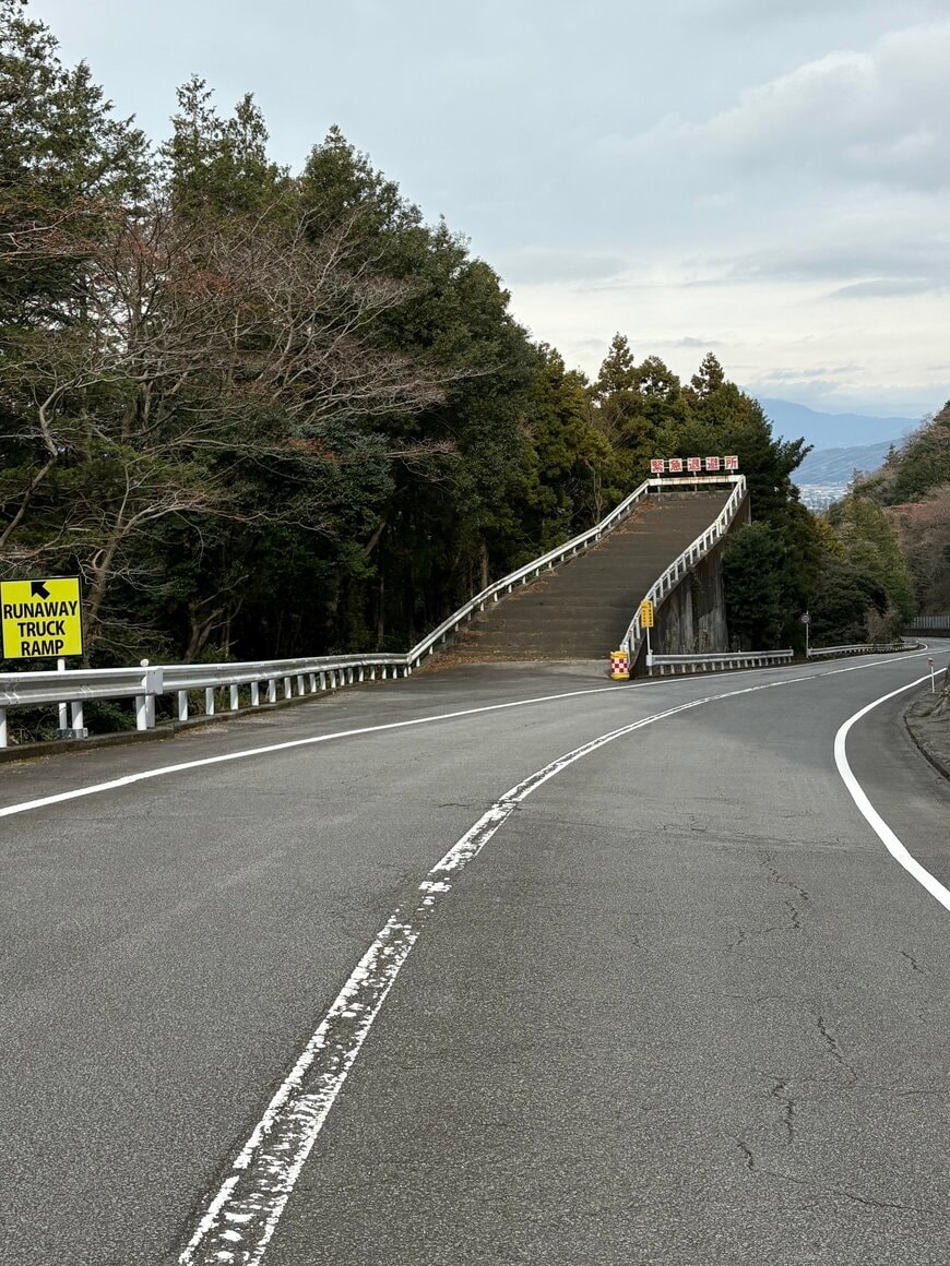 道路脇に設置された「緊急退避所」