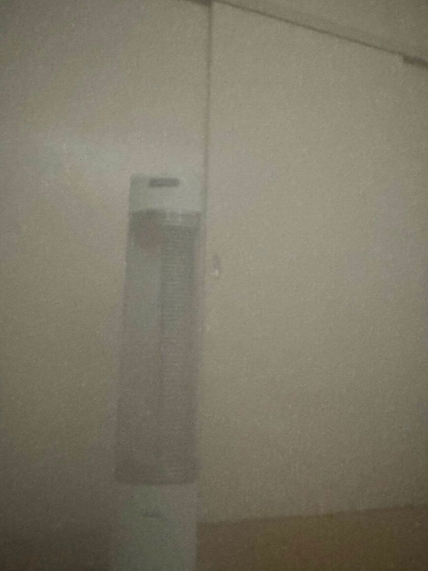 濃い霧が立ち込めたような空間に