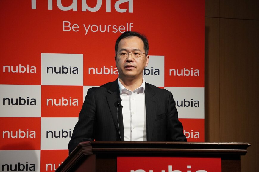 壇上で説明をする男性の写真