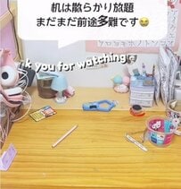 【100均DIY】「散らばっていたマスコットアイテムがディスプレイに」白い5段ディスプレイ棚で〈見せる収納空間〉に大変身！