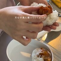 【天むす風弁当】スイートチリソースが決め手！米粉でカラッと揚げた〈唐揚げ〉を握った「おにぎり弁当」が美味しそう！