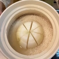 簡単で美味しい！土鍋で炊いた【新玉ねぎの炊き込みご飯弁当】こんがり焼いたはんぺん焼きなど、食欲をそそるおかずも詰めた愛妻弁当に反響