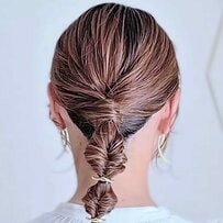 「なんてかわよい…」3分でまとめ髪！くるりんぱを繰り返す「簡単ポニーテールヘアアレンジ」　秋の装いに映える首元すっきりヘアに「ステキなアレンジですね」