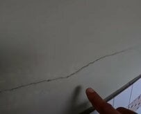 【空き家DIY】手ですくって塗るだけ！亀裂の入ったトイレの壁が塗料で“漆喰風”に大変身