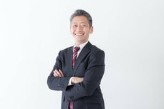 【中間管理職】課長872万1100円・係長685万6900円、役職別の推定年収一覧表をみる「月の給与の差はどれくらい？」