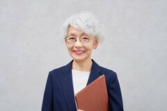 【国家公務員の定年退職】60歳以降に週31時間の短時間勤務なら俸給は月「26万5520円」。常勤で残る7割水準といくら違う？