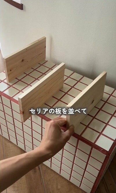 セリアの木材を、棚の形になるように並べただけの状態。まだ接着はしていません。