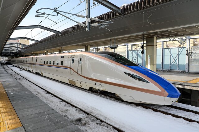 大雪の日に通過中の北陸新幹線を撮影　予期せぬ驚きの衝撃映像に「すごい迫力」「無事なのか？」