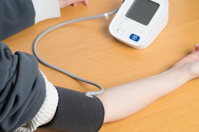 セルフ血圧計に残されていた「測定結果」を見てみたら…誰もが心配になる数値に「救急車呼ばないと」SNSが騒然