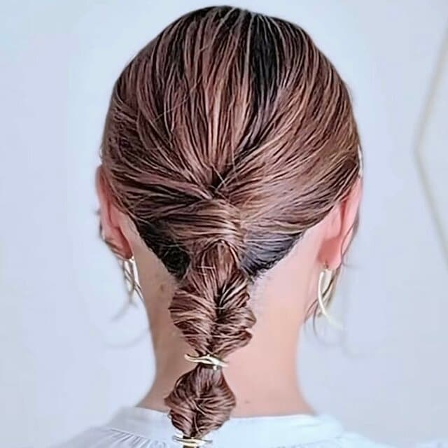 「なんてかわよい…」3分でまとめ髪！くるりんぱを繰り返す「簡単ポニーテールヘアアレンジ」 秋の装いに映える首元すっきりヘアに「ステキなアレンジですね」