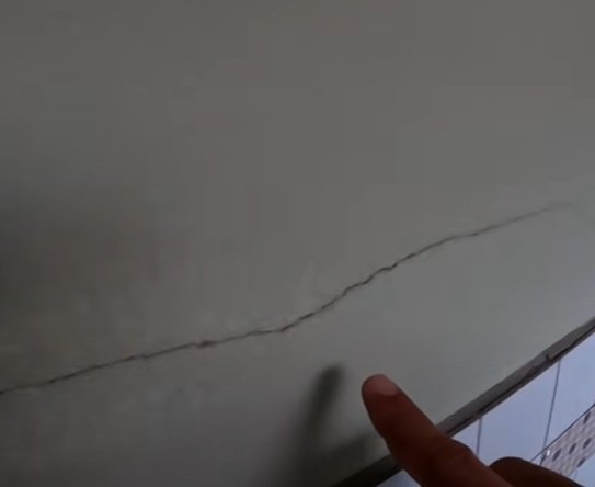 【空き家DIY】手ですくって塗るだけ！亀裂の入ったトイレの壁が塗料で“漆喰風”に大変身