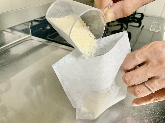 まずは、袋にお米を入れます