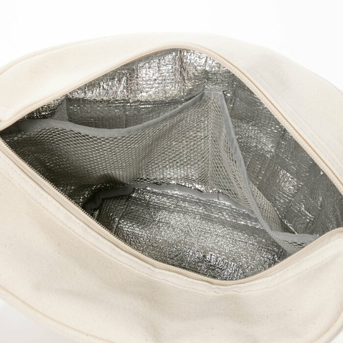 ポーチは保冷機能を備え、取り外しが可能