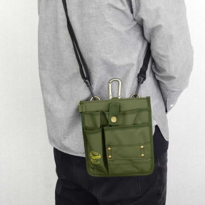 メインポケットは、開口部をマグネットでしっかり留められ安心