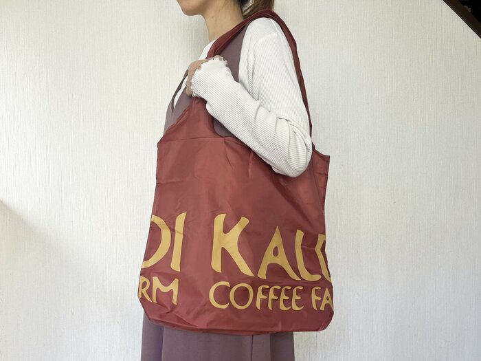 おしゃれなくすんだ赤色に、ロゴの黄色が目立つデザイン