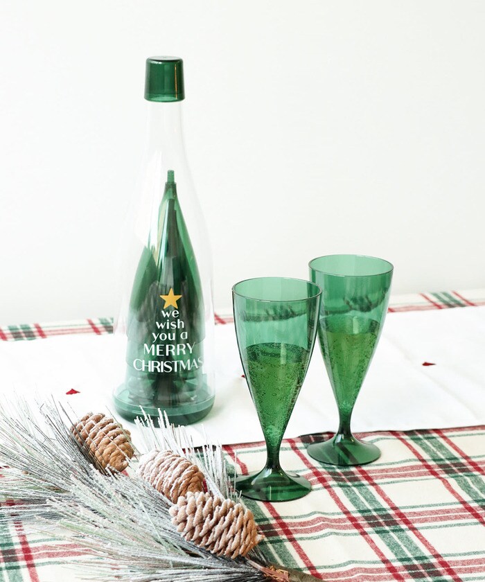ボトル表面のツリー風デザインや緑色のグラスでクリスマスムードを盛り上げてくれます