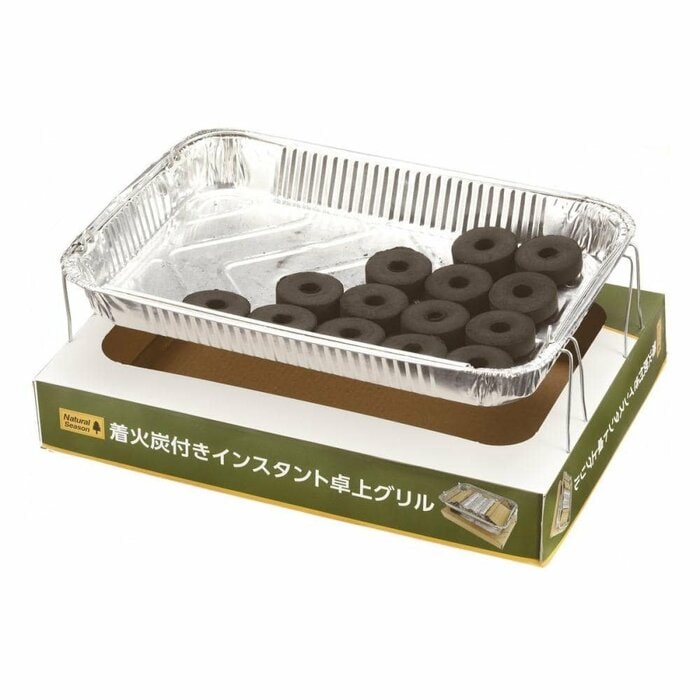 本体と焼き網1枚、8個入りの成形炭3袋が付いています