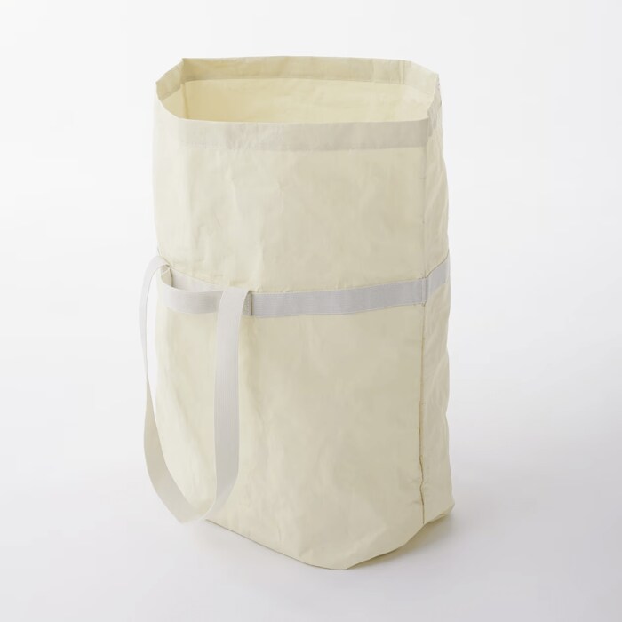 持ち出すときに中の洗濯物が見えにくくなるよう、上部が長くなっています