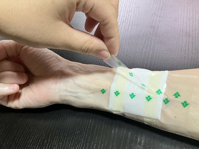 滅菌パッドに合わせて防水フィルムロールを貼り付けます