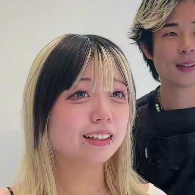 「初音ミクになりたい」と話す女性が、青みのあるミントカラーを入れた「初音ミク」風のスタイルにチェンジ