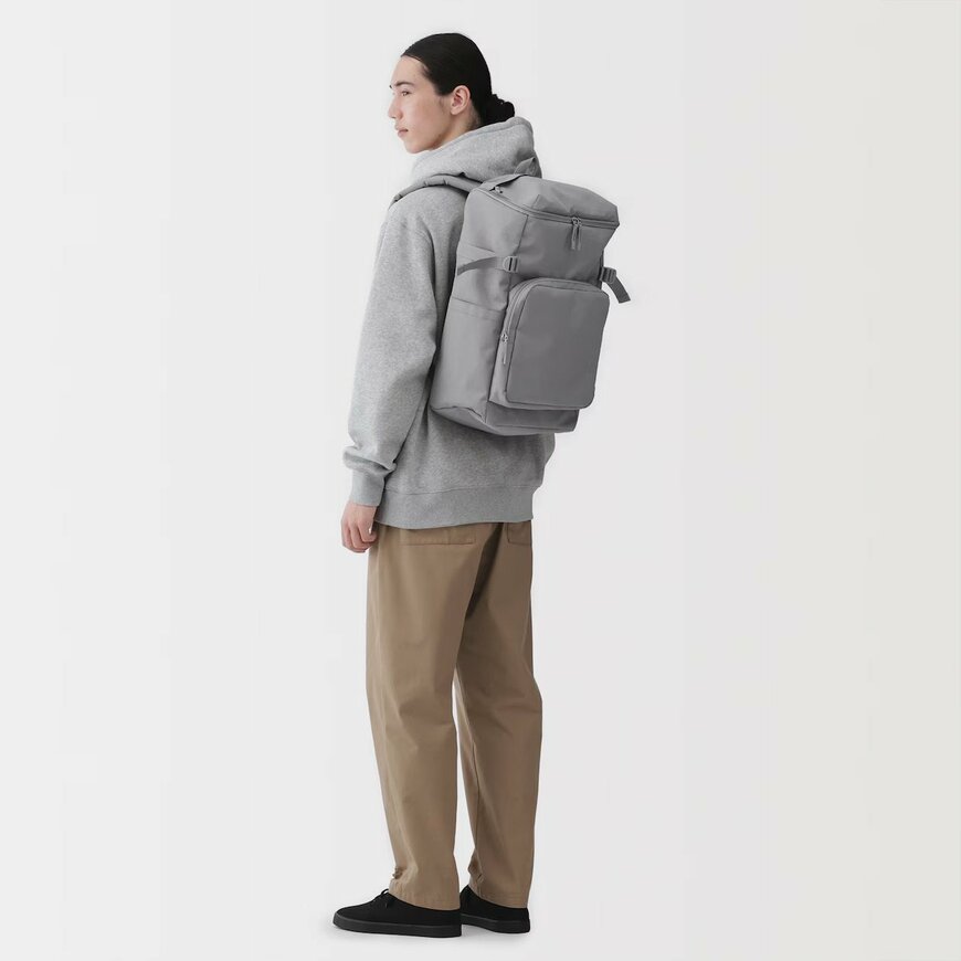 出所：無印良品公式　肩の負担を軽くする　撥水　上から開く　リュックサック