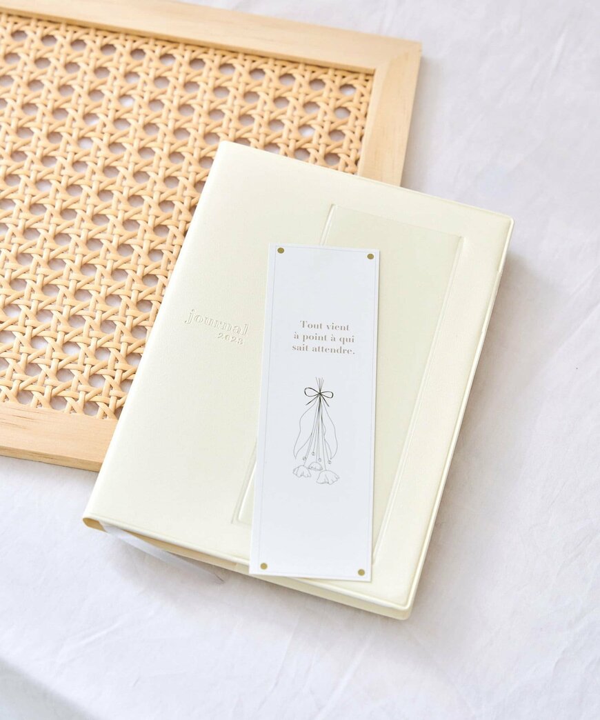 出所：3COINS(スリーコインズ) B6サイズポケット付き手帳