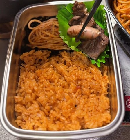 元料理人の父が男子高校生の息子に作る【オムライス＆和牛弁当】卵の下にミートボール！？楽しい詰めワザに驚き