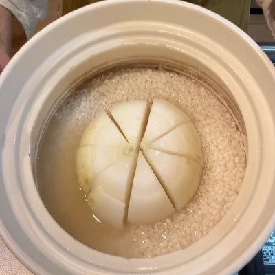 簡単で美味しい！土鍋で炊いた【新玉ねぎの炊き込みご飯弁当】こんがり焼いたはんぺん焼きなど、食欲をそそるおかずも詰めた愛妻弁当に反響