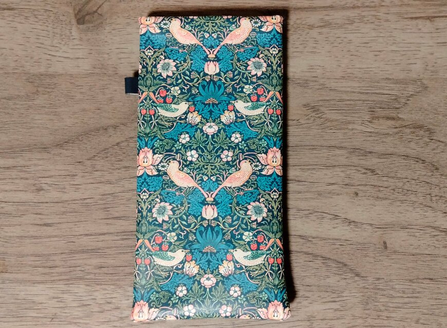 筆者撮影（セリア、メガネケース ウィリアム・モリスデザイン）