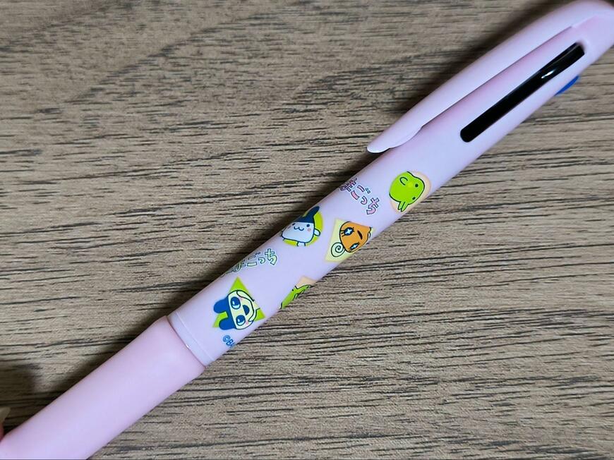 筆者撮影（ダイソー、たまごっち　３色ボールペン）