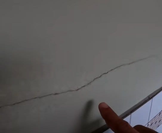 【空き家DIY】手ですくって塗るだけ！亀裂の入ったトイレの壁が塗料で“漆喰風”に大変身