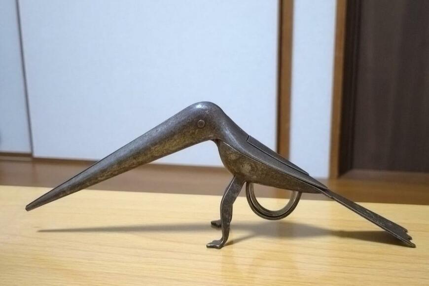 鳥の形をした金属製のアイテム
