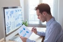 貯蓄を始めている投資家の平均年収はいくらか