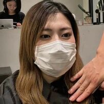 ウルフカットが伸びきった〈ロングヘア女性〉→バッサリカットで…スッキリ軽やかな〈ミディアムスタイル〉に！