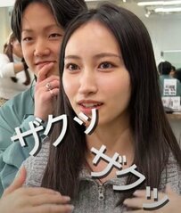 ふわっとした海外風レイヤーでイメチェン！可愛くなった姿に思わず笑顔の女性