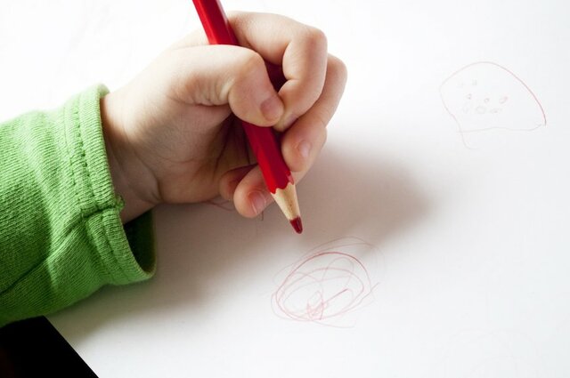 左利きは直すべき？ 我が子がそうかもと感じたら...