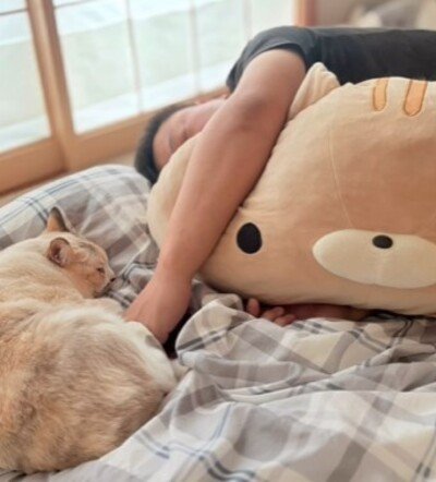 普段は「サービス精神皆無」の猫さん　パパの隣でとったまさかの行動に悶絶