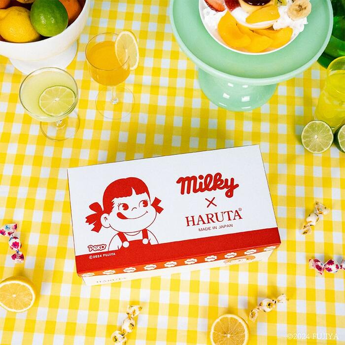 ペコちゃんがデザインされたミルキーレッドのオリジナルシューズボックス